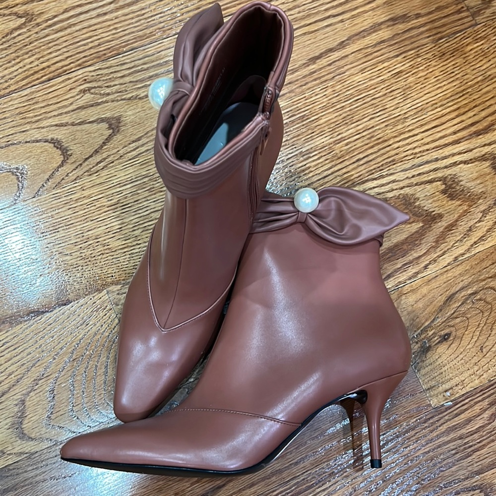 sealed booties with pearl half bow detail